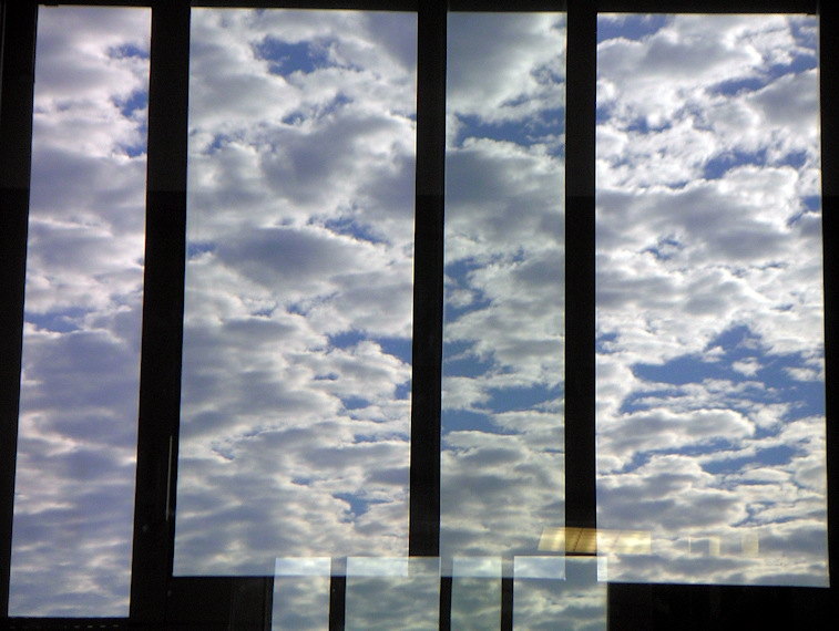 Reflets de nuages sur une fenêtre